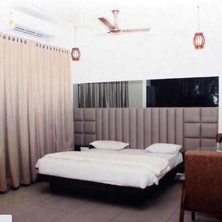 Hotel Central Park Ulhasnagar Exterior photo